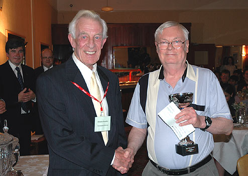 Dennis Hemsley presents the Hemsley Trophy to the winner, Ray Kearsley